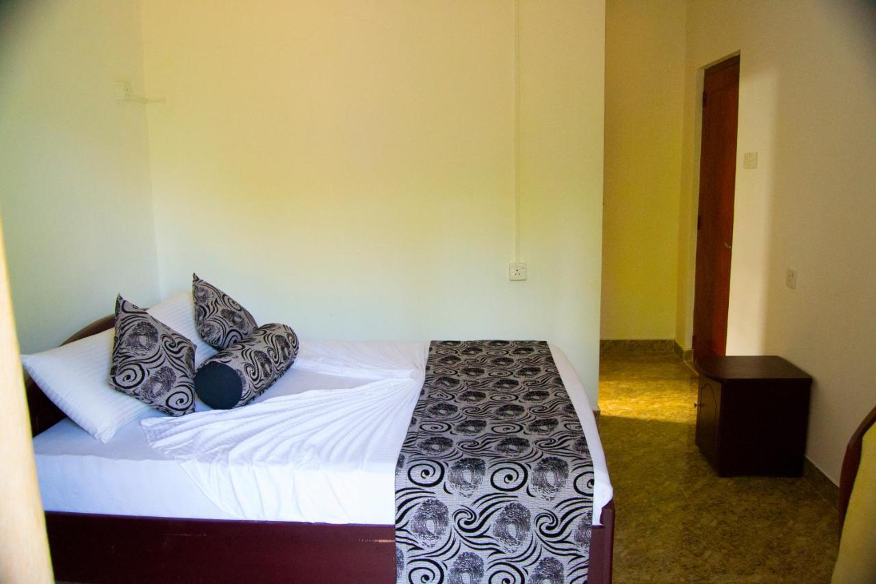 Отель Iduwara Guest Сигирия Экстерьер фото